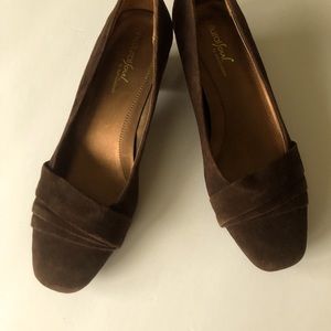 Naturalizer Brown Suede Pumps